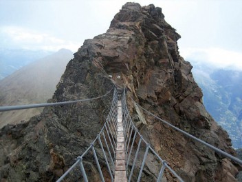 Ponte tibetano per la ferrata al Monte Emilius 